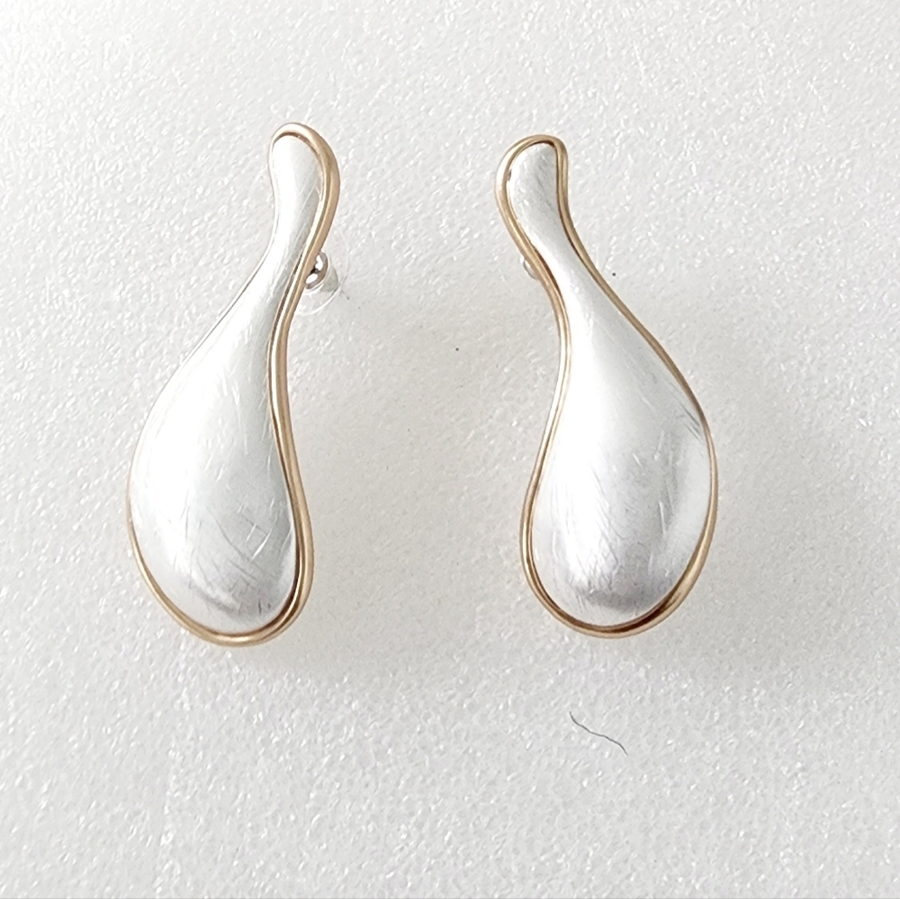 Fashion Jewelry Striking Geometric Gold Tear Drop Earrings - Picture 2 of 5